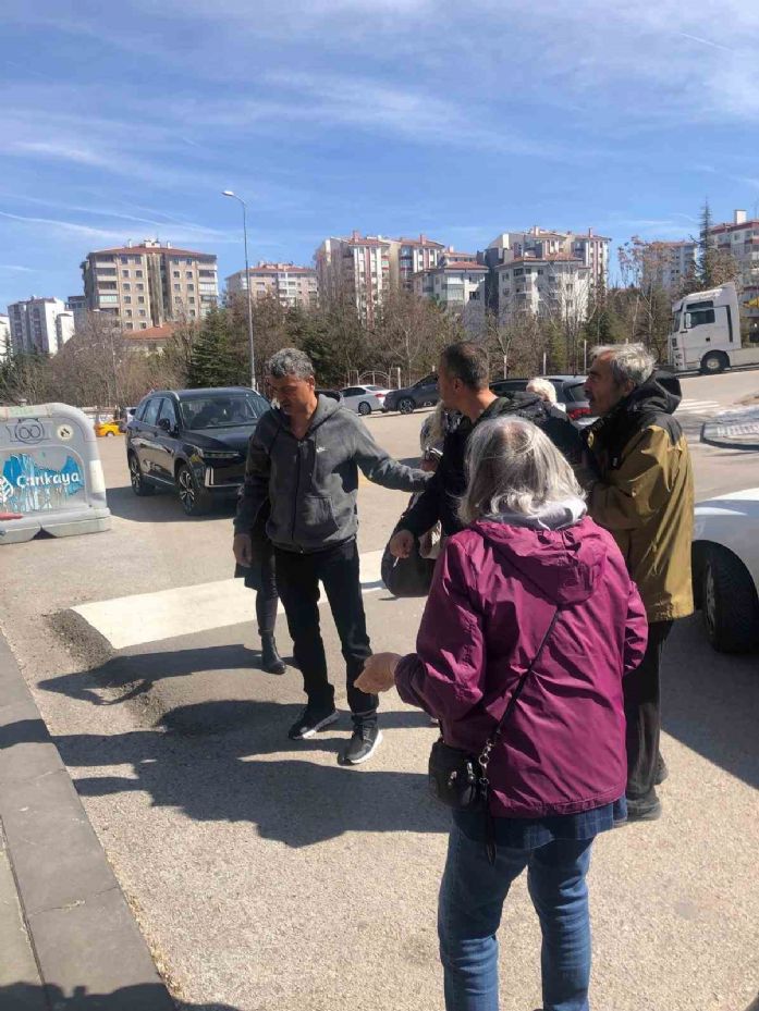 Ankara’da eylem yapan grup başıboş köpeklerin toplanmasına destek veren vatandaşın burnunu kırdı