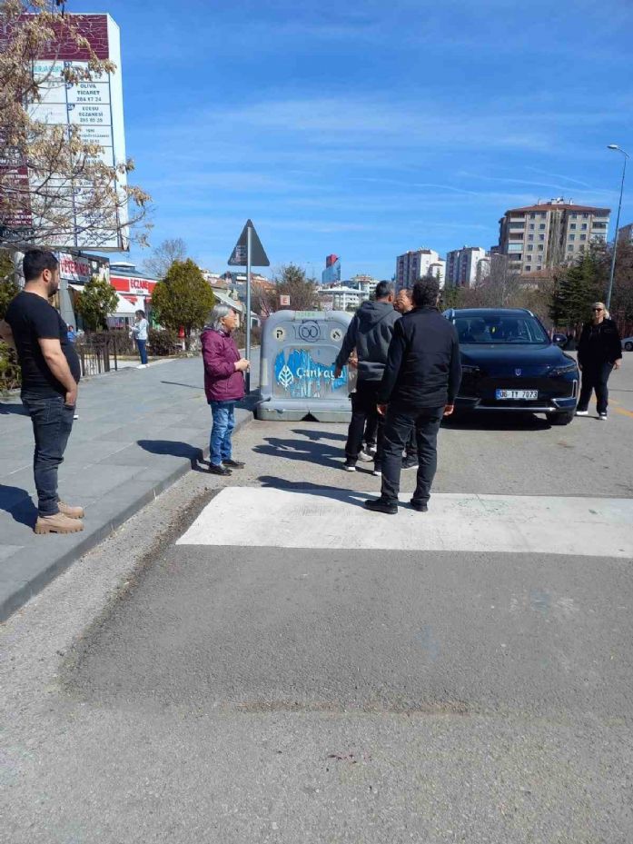 Ankara’da eylem yapan grup başıboş köpeklerin toplanmasına destek veren vatandaşın burnunu kırdı