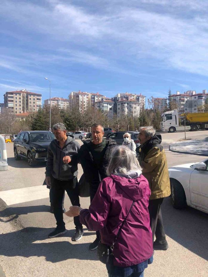 Ankara’da eylem yapan grup başıboş köpeklerin toplanmasına destek veren vatandaşın burnunu kırdı