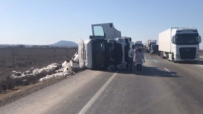 Konya’da devrilen tırın sürücüsü yaralandı