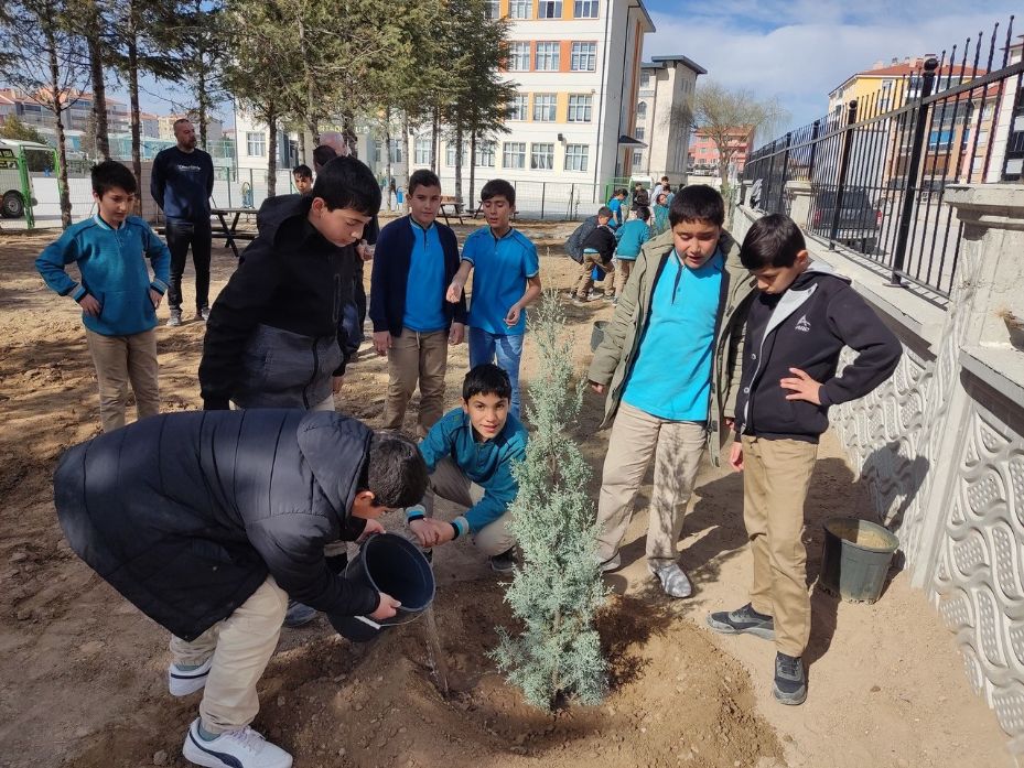 Kulu’da öğrenciler fidan dikti