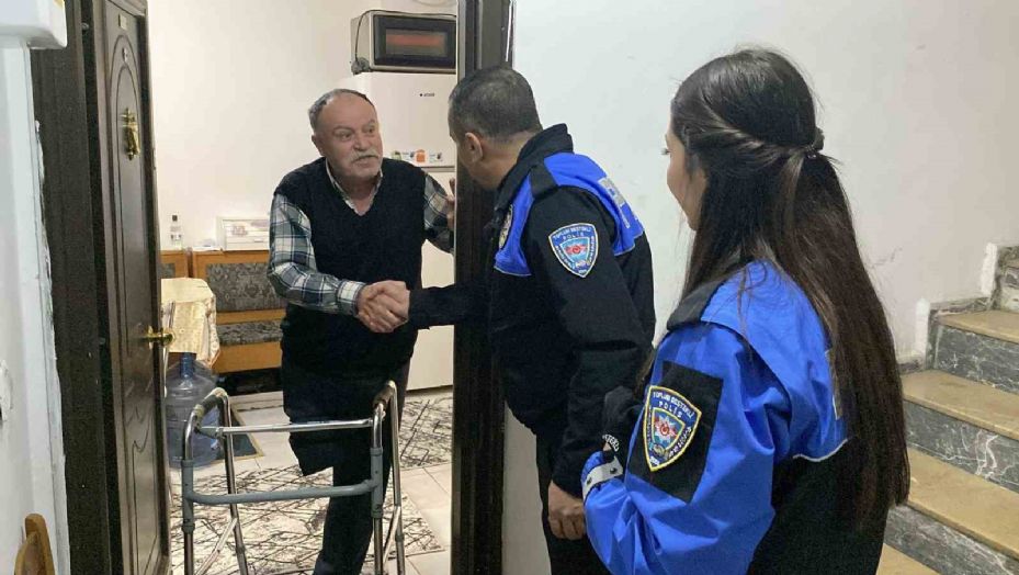 Polis ekiplerinden tek bacağı olmayan Ertuğrul amcaya ziyaret