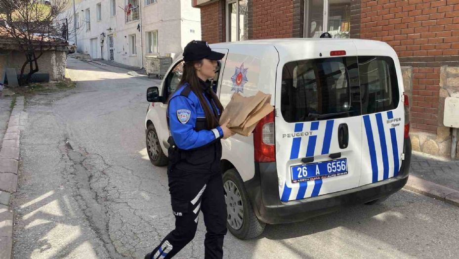 Polis ekiplerinden tek bacağı olmayan Ertuğrul amcaya ziyaret