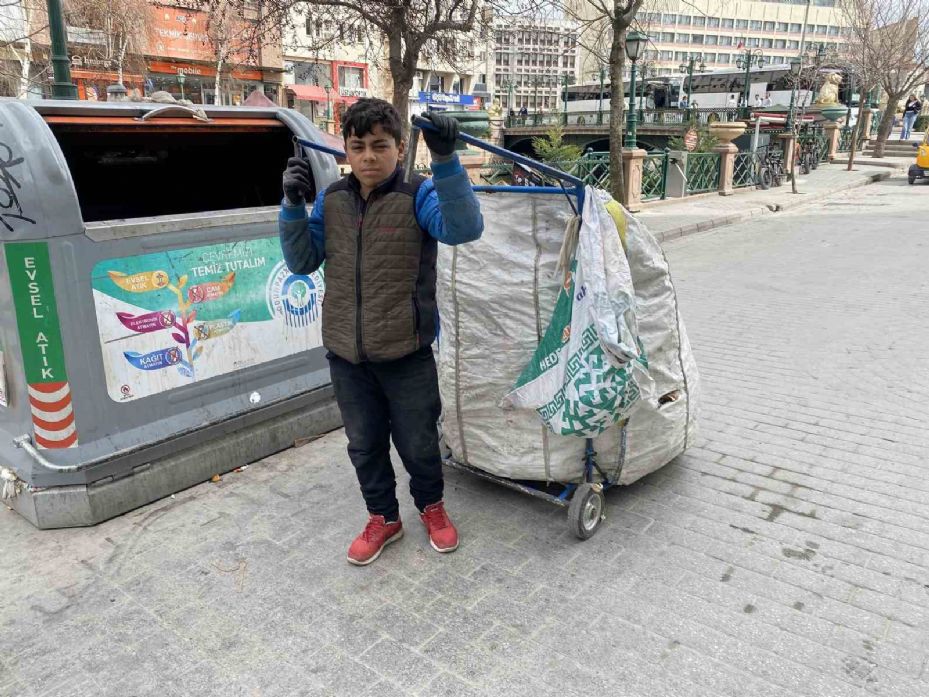 Yaşıtları okula giderken o boyundan büyük el arabası ile atık topluyor