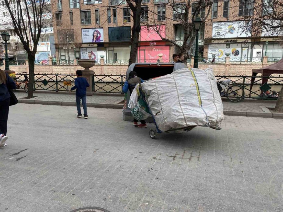 Yaşıtları okula giderken o boyundan büyük el arabası ile atık topluyor