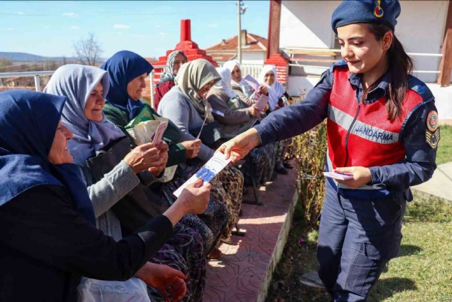 Jandarma ekipleri kadına şiddetle ilgili vatandaşı bilgilendirdi