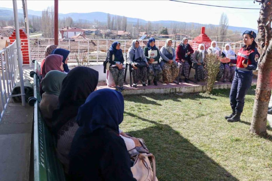 Jandarma ekipleri kadına şiddetle ilgili vatandaşı bilgilendirdi