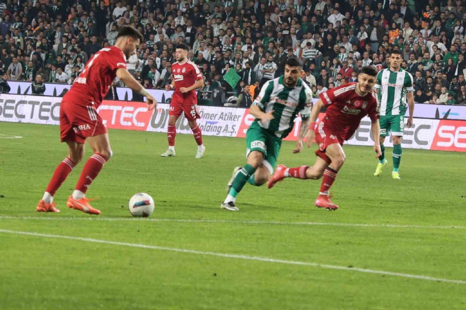 Trendyol Süper Lig: Konyaspor: 1 - Beşiktaş: 0 (İlk yarı)