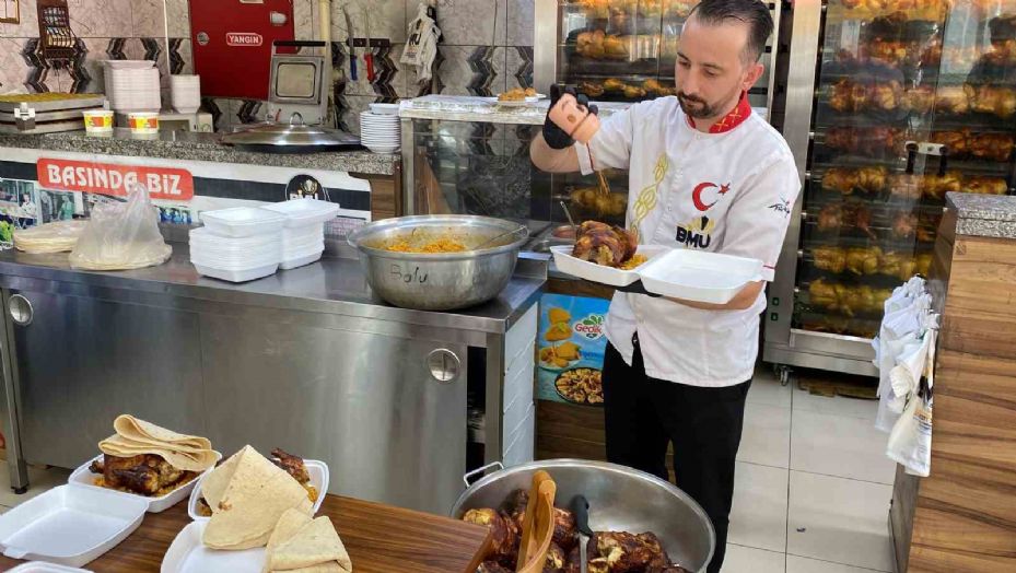 Askıda tavuk uygulaması ile ihtiyaç sahiplerini iftarda sevindirmeye devam ediyor