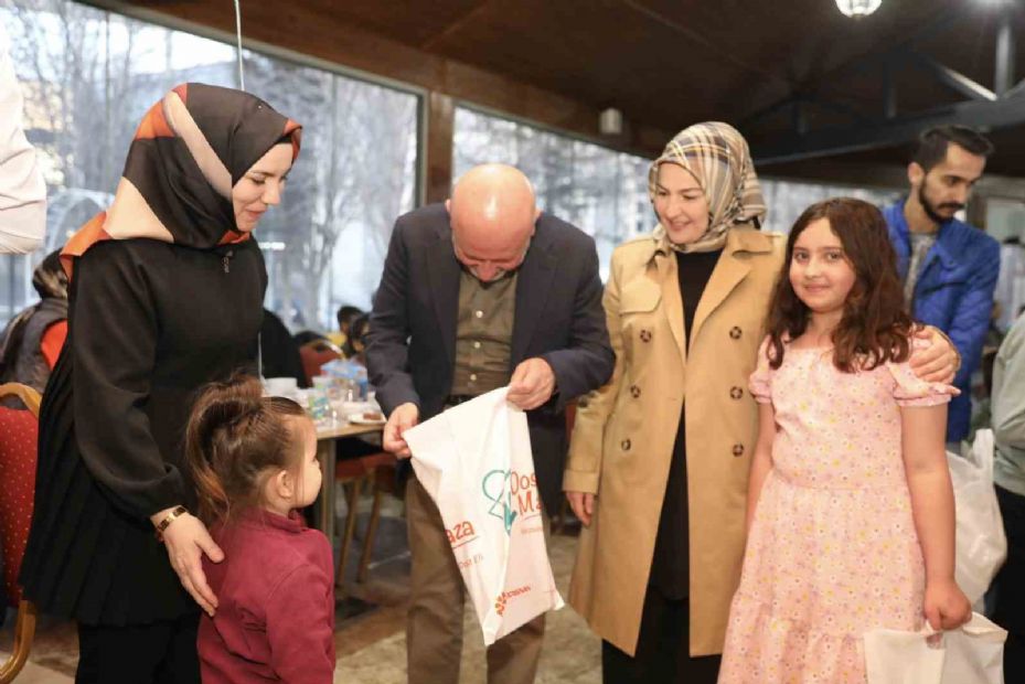 Başkan Çolakbayrakdar, iftarını yetim çocuklarla yaptı