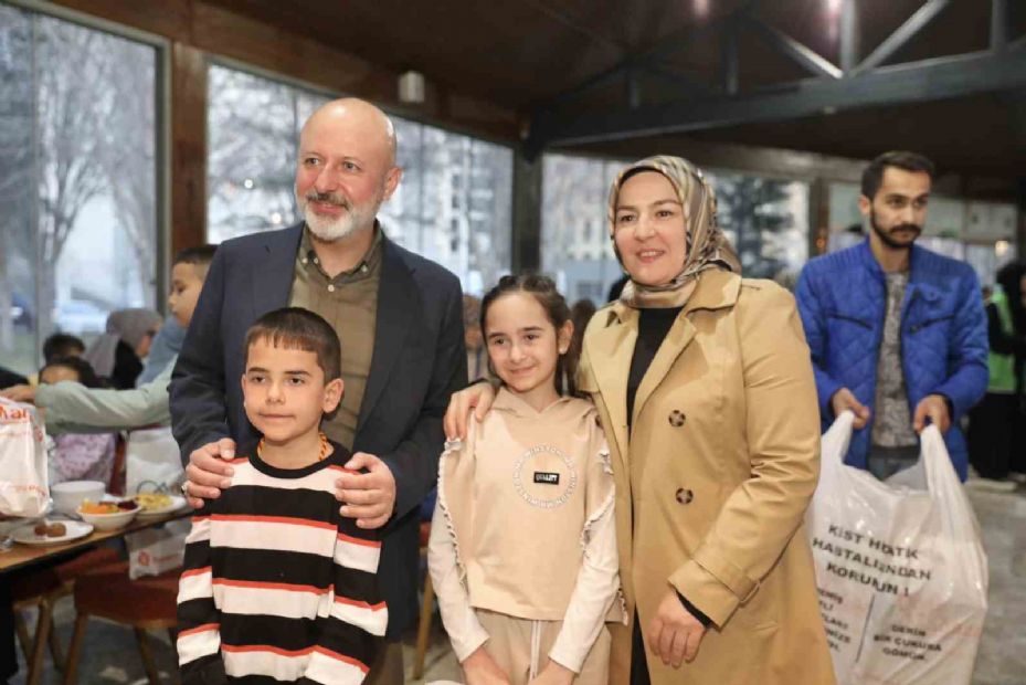 Başkan Çolakbayrakdar, iftarını yetim çocuklarla yaptı