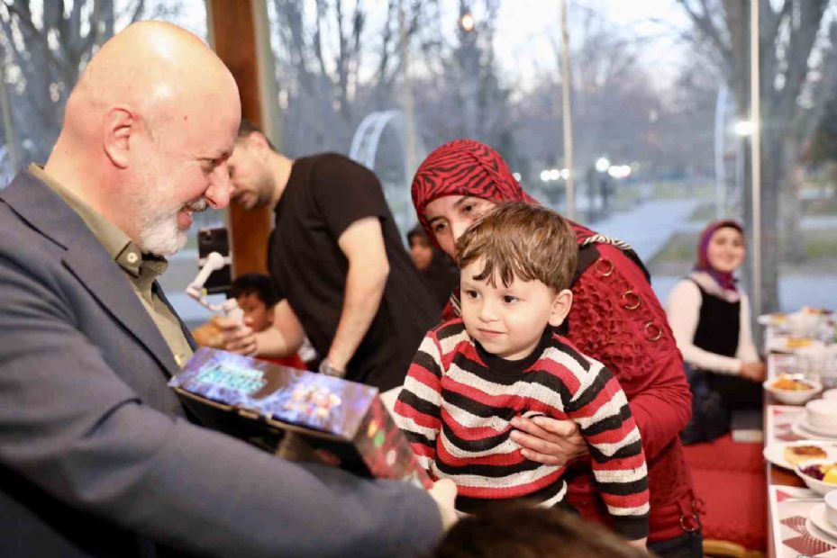 Başkan Çolakbayrakdar, iftarını yetim çocuklarla yaptı