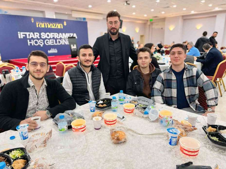 Başkan Özdoğan, iftarda gençlerle buluştu