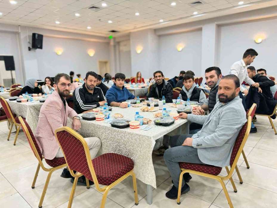 Başkan Özdoğan, iftarda gençlerle buluştu