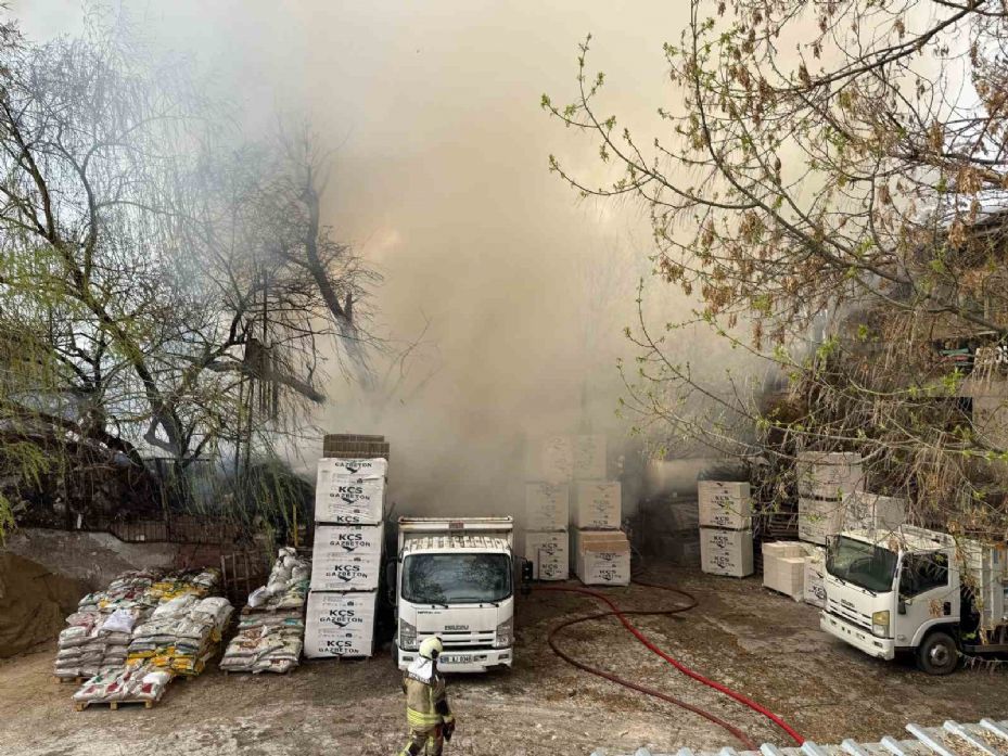 Başkentte hurda kağıt istiflenen metruk bina alev alev yandı