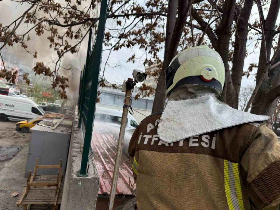 Başkentte hurda kağıt istiflenen metruk bina alev alev yandı