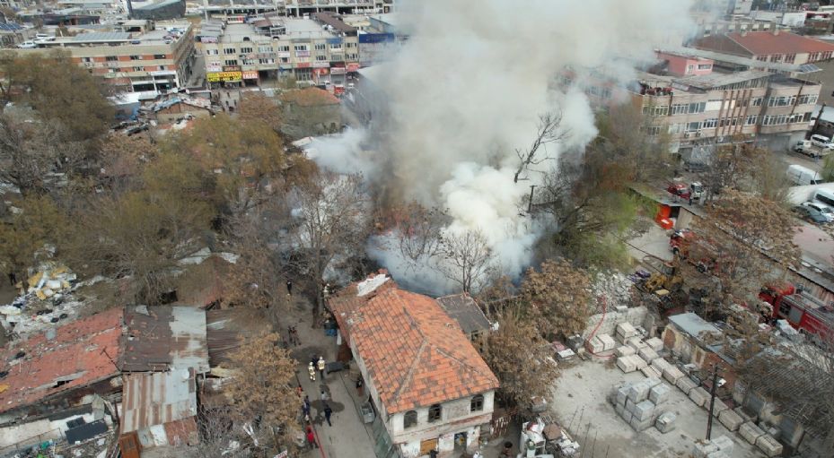 Başkentte hurda kağıt istiflenen metruk bina alev alev yandı