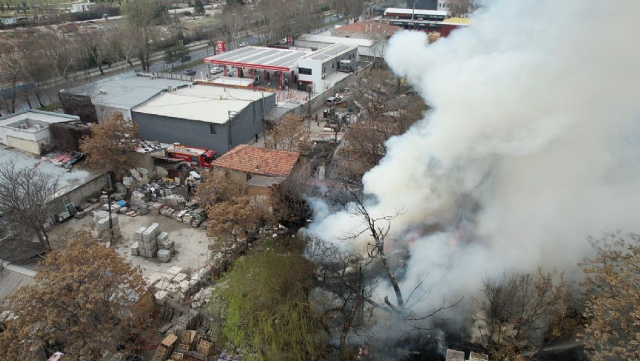 Başkentte hurda kağıt istiflenen metruk bina alev alev yandı