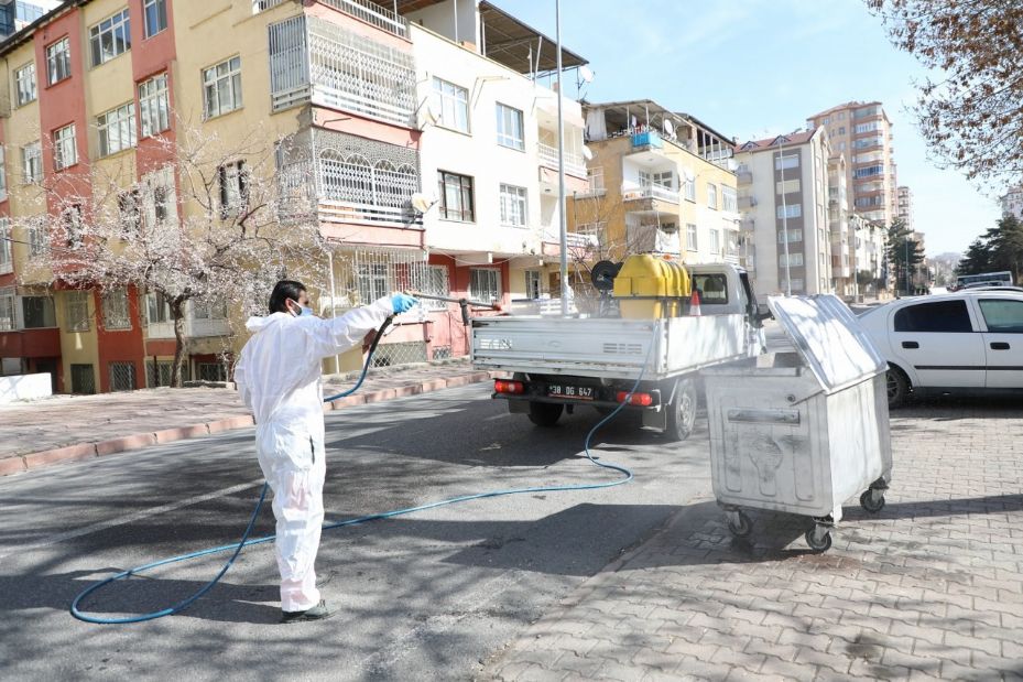 Bahar aylarının gelmesiyle Melikgazi Belediyesi ilaçlama çalışmalarına başladı