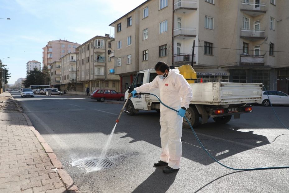 Bahar aylarının gelmesiyle Melikgazi Belediyesi ilaçlama çalışmalarına başladı