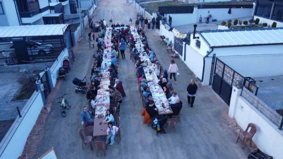 Mahalle sakinleri imece usulü sokakta toplu iftar yaptı