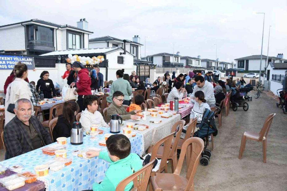 Mahalle sakinleri imece usulü sokakta toplu iftar yaptı