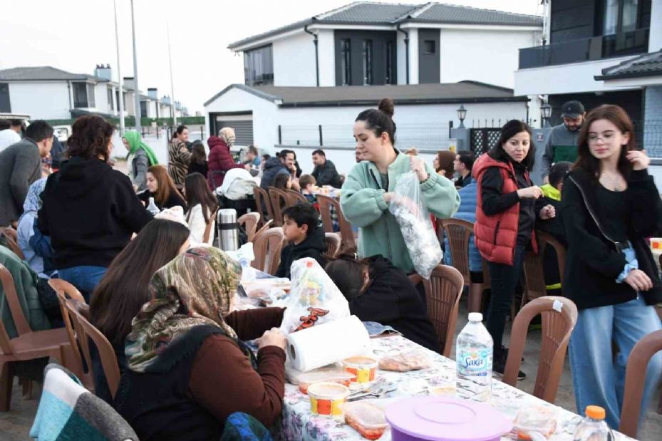 Mahalle sakinleri imece usulü sokakta toplu iftar yaptı