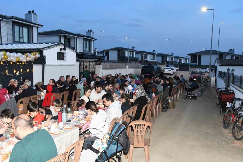 Mahalle sakinleri imece usulü sokakta toplu iftar yaptı