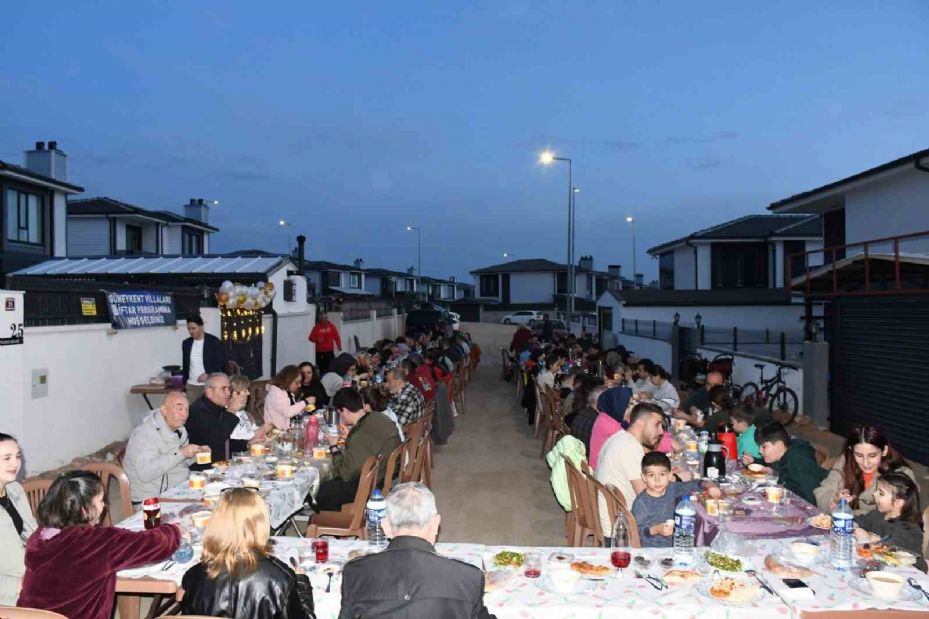 Mahalle sakinleri imece usulü sokakta toplu iftar yaptı