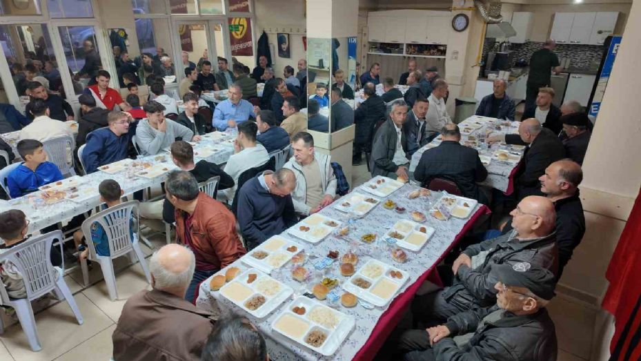 İmece usülü düzenlenen iftar yemeğine 300 vatandaş katıldı