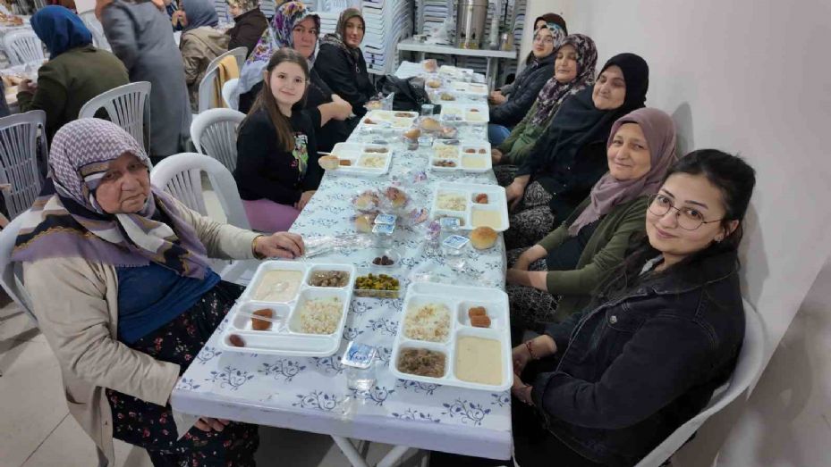 İmece usülü düzenlenen iftar yemeğine 300 vatandaş katıldı