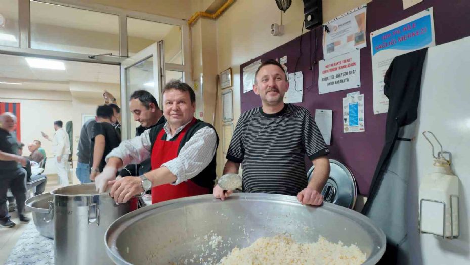 İmece usülü düzenlenen iftar yemeğine 300 vatandaş katıldı