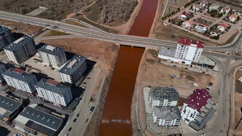 Sivas’ta ilginç doğa olayı havadan görüntülendi