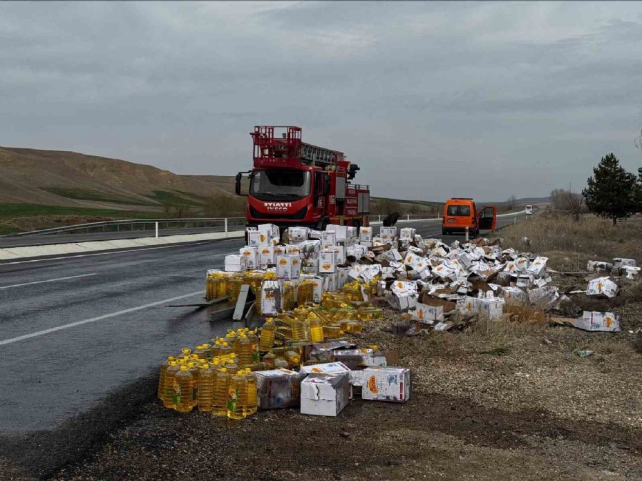 Tırdan devrilen yağ dolu tenekeler araç trafiğini aksattı