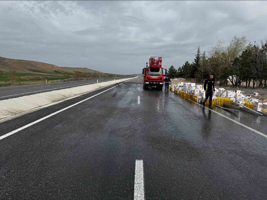 Tırdan devrilen yağ dolu tenekeler araç trafiğini aksattı