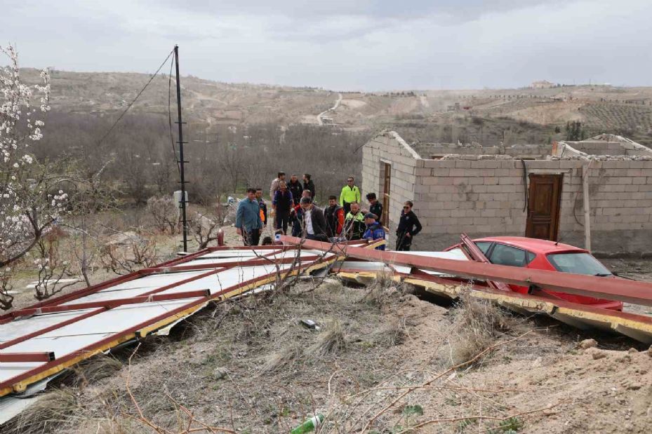 Uçan çatının altında kalan 2 kişi yaralandı