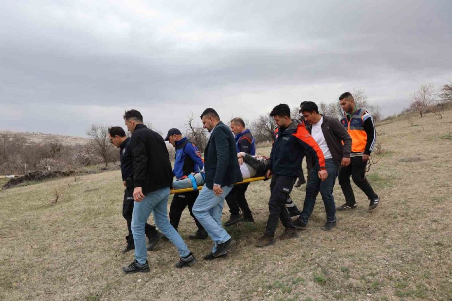 Uçan çatının altında kalan 2 kişi yaralandı