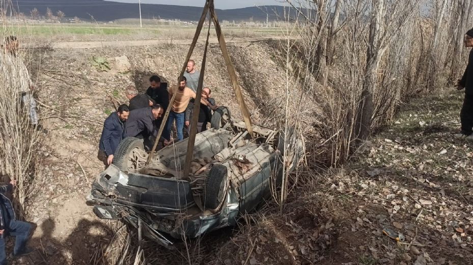 Takla atan aracın altında kalan sürücü yaralı kurtuldu