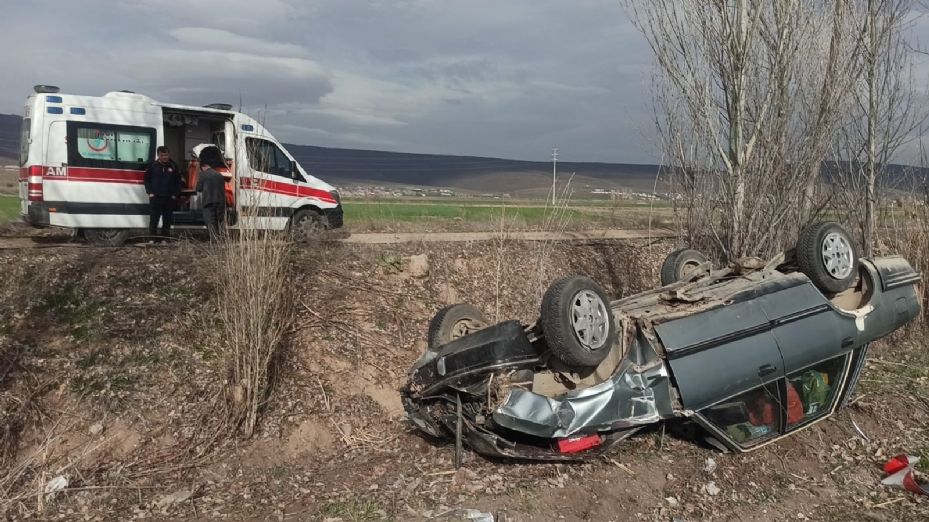 Takla atan aracın altında kalan sürücü yaralı kurtuldu