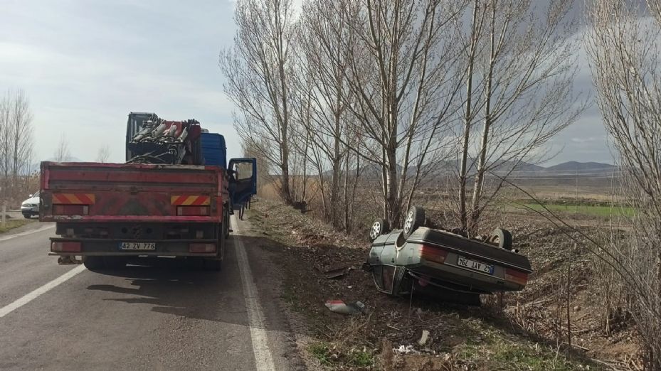 Takla atan aracın altında kalan sürücü yaralı kurtuldu