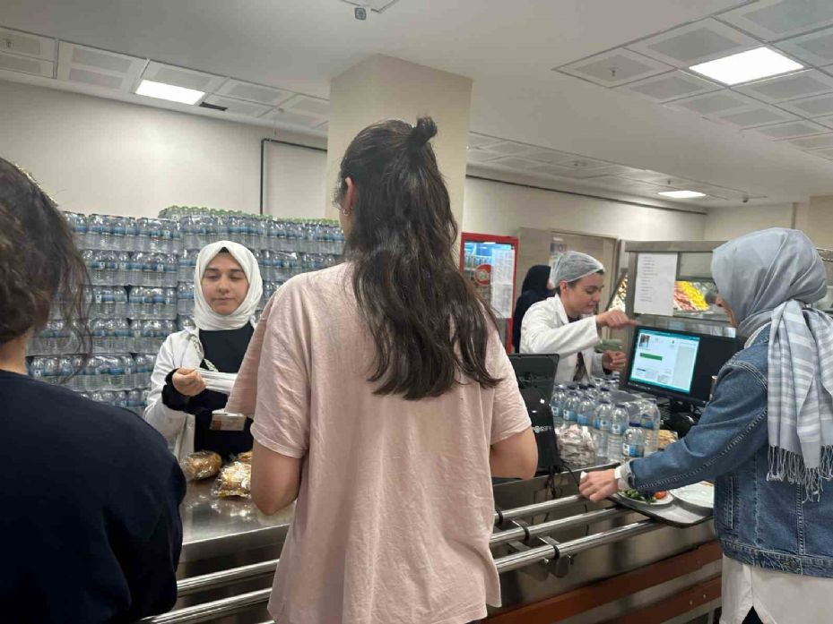 Bakan Göktaş, başkentte KYK yurdundaki kız öğrencilerle sahur yaptı