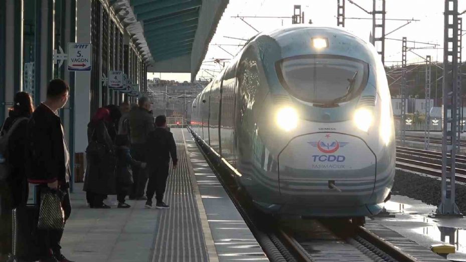 O ilçeye hızlı tren müjdesi: Vatandaşlar davul zurnayla kutladı