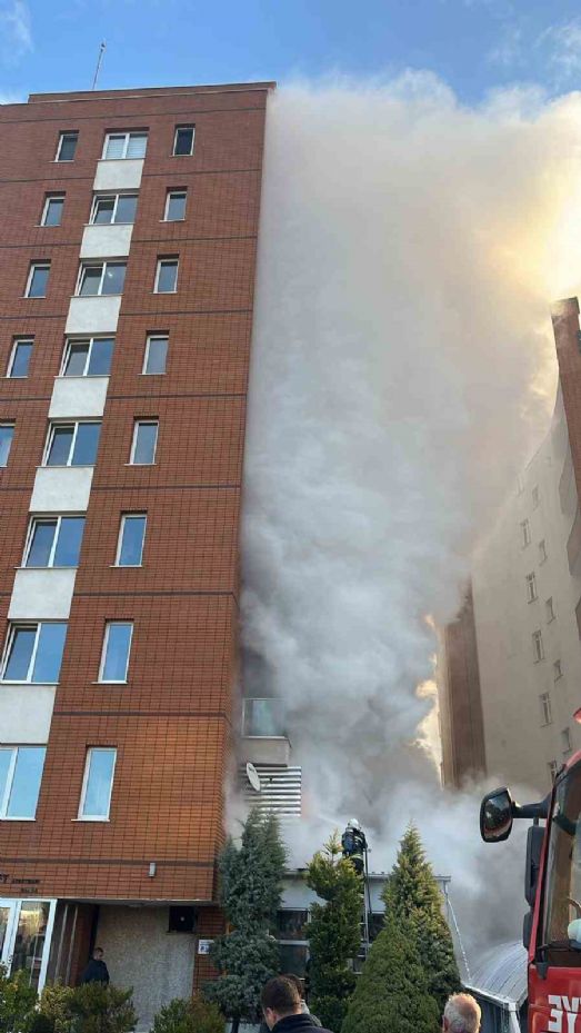 Eskişehir’de otelin kafeteryasında çıkan yangın paniğe neden oldu