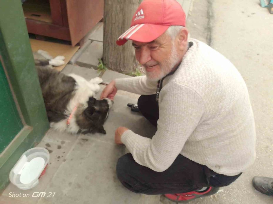 Taksi durağında sahiplendiği köpeğe çocuğu gibi bakıyor