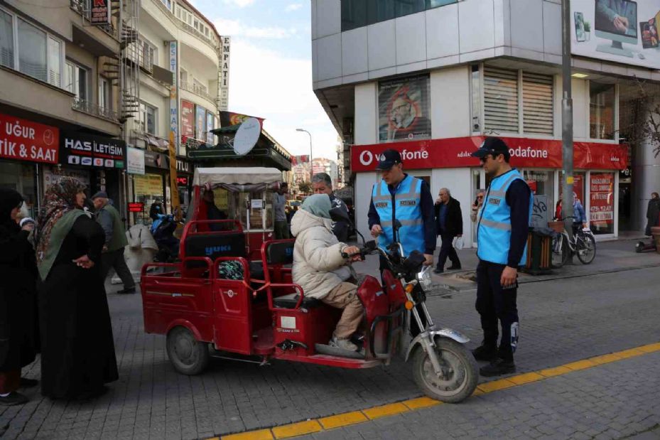 Büyükşehir zabıtadan yaya yollarında sıkı denetim