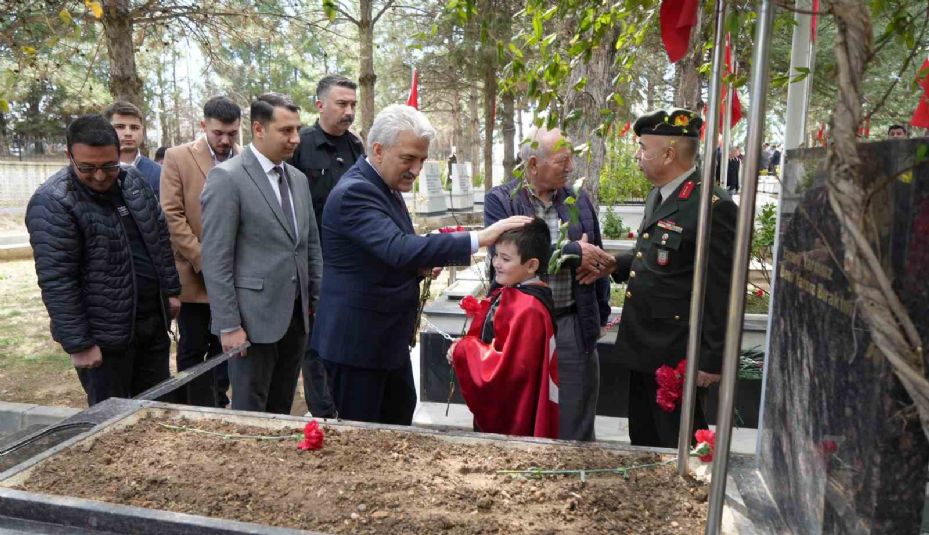 Kırıkkale’de şehit mezarlarına karanfil bırakıldı, dualar edildi