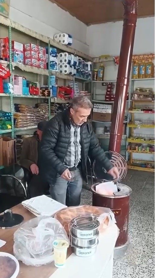 Kayseri’de hayırsever mahallenin bakkal borcunu ödedi