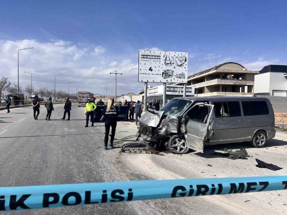 Konya’da minibüs ile tır çarpıştı: 1 ölü, 5 yaralı