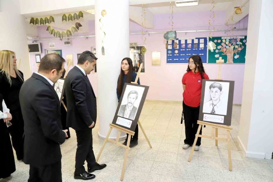 Lise öğrencileri, şehitlerin resmini çizdikleri eserlerle sergi açtı