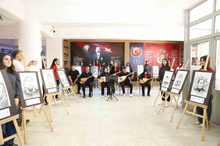 Lise öğrencileri, şehitlerin resmini çizdikleri eserlerle sergi açtı